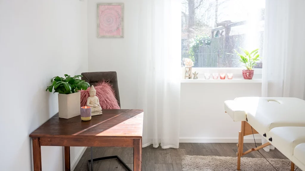 Der liebevoll eingerichtete Behandlungsraum von Birgit Ambrosius bietet neben einer Liege eine Sitzecke. Dort werden energetische Heilanwendungen durchgeführt.